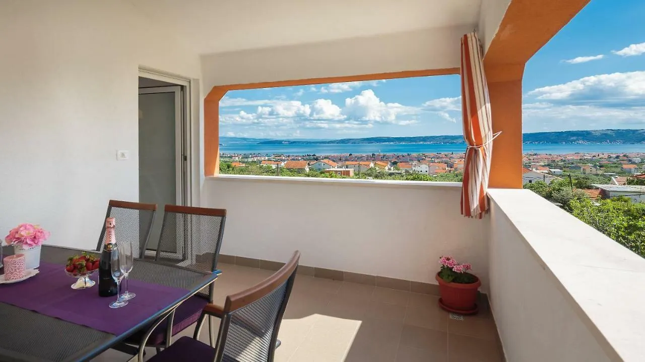 Apartmani Ujakovic Kastela 0*,  Croatia