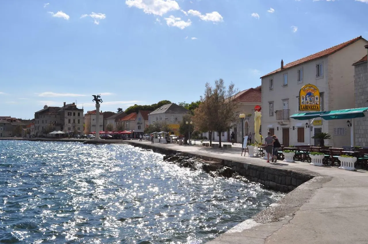 Apartmani Ujakovic Kastela 0*,  Croatia