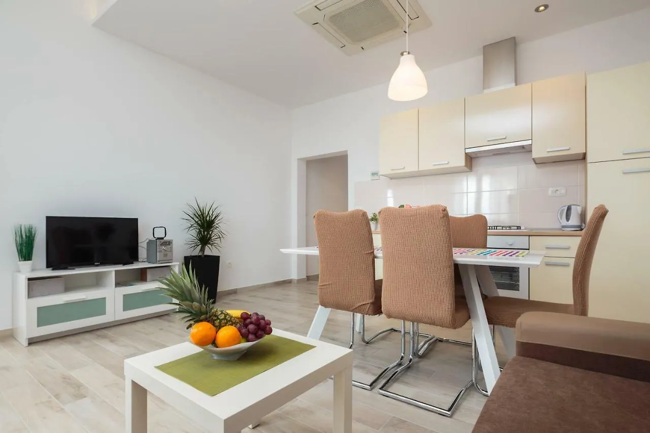 Apartment Apartmani Ujakovic Kastela